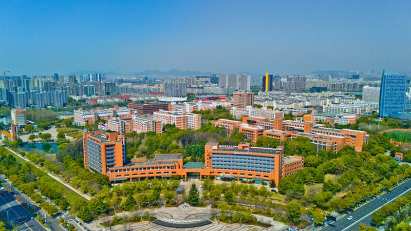 在谈判成功后，要仔细阅读合同条款，确保自身权益。以下是一些需要注意的条款：